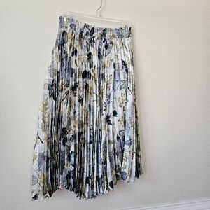 Pleated girls skirt